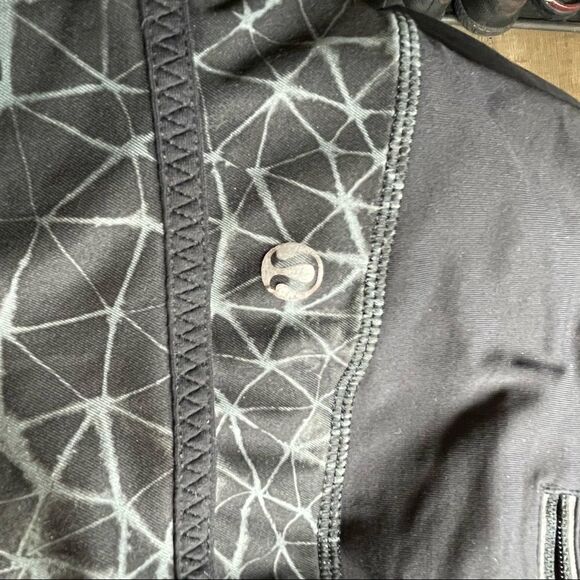 Lululemon Black and Gray Constellation Leggings in Size 4 - Picture 4 of 9